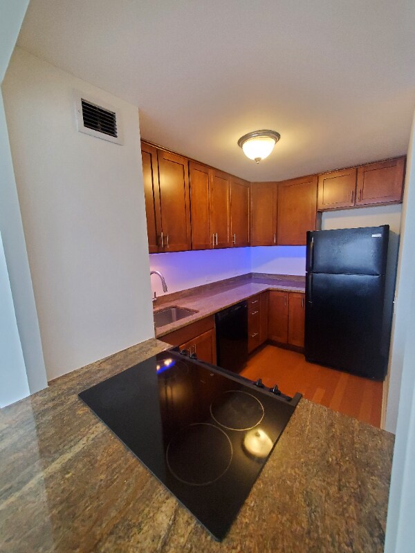 Building Photo - 4343 N Clarendon Ave