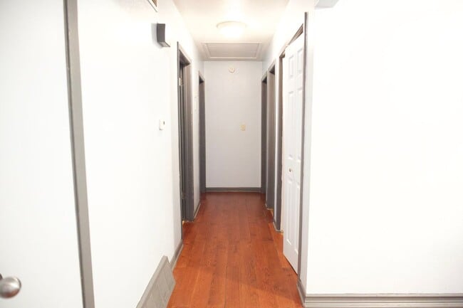 Building Photo - 1504 N 75 Dr