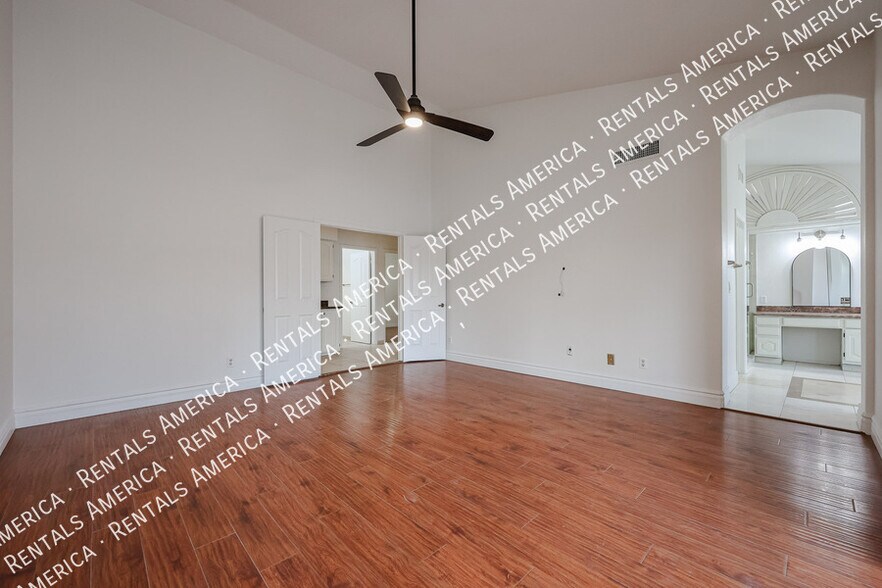 Building Photo - 532 E Stonebridge Dr