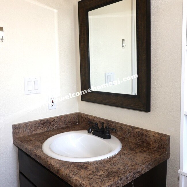 Building Photo - 2844 Lexington Ln