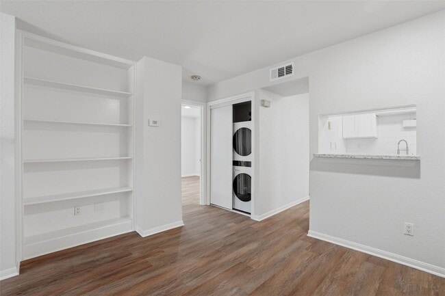 Building Photo - 1860 White Oak Dr
