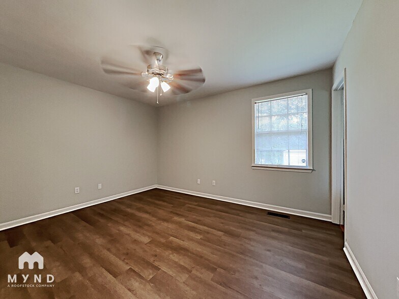 Building Photo - 2624 Garry St