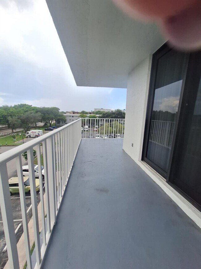 Building Photo - 901 Hillcrest Dr