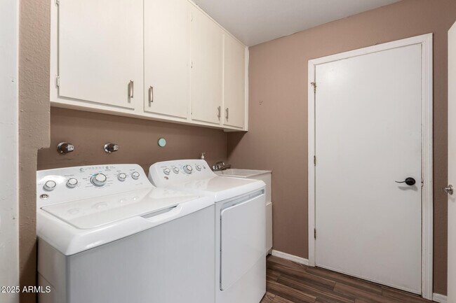 Building Photo - 9430 W Arrowhead Dr