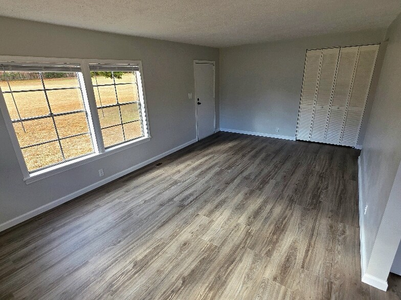 Building Photo - 57 Benchmark Dr