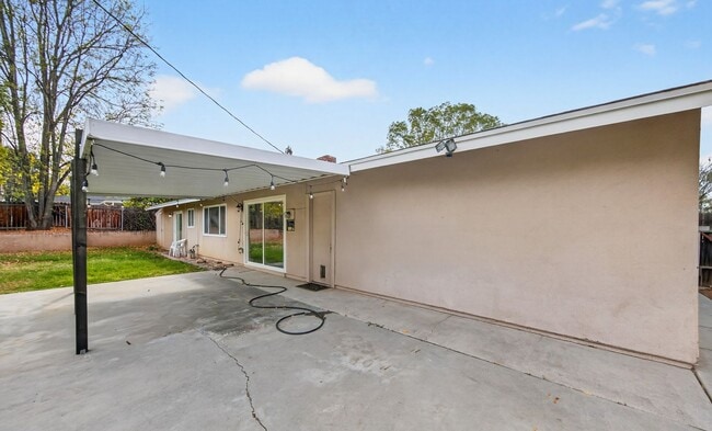 Building Photo - Updated Single-Story Home in South Redlands