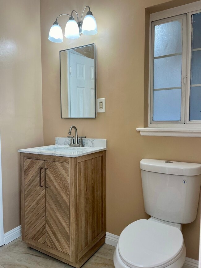 Master bathroom - 8246 Beeman Ave