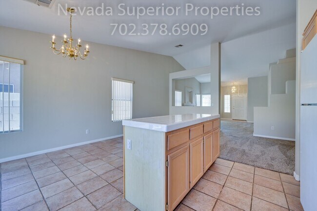Building Photo - SE Single Story 3 Bedroom Home!!! Low Main...