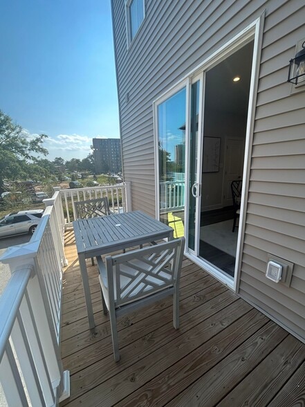 Sun deck - 3503 Carnaby St