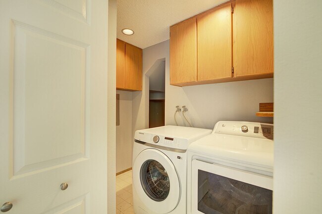 Building Photo - 5Bd/2.5Ba Kirkland Home