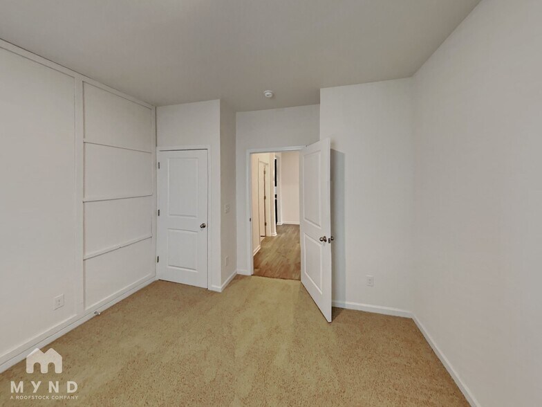 Building Photo - 10 Garden Hill Rd