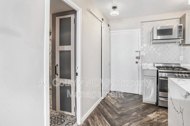 Building Photo - 922 24th St NW