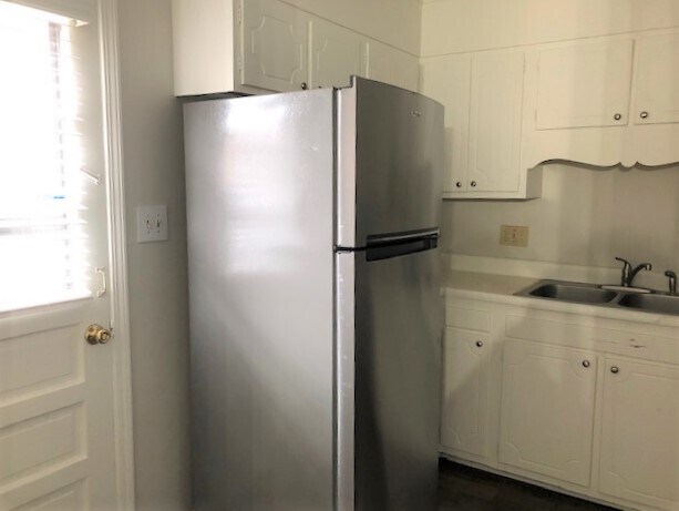 Kitchen - 211 E Northpoint Avenue