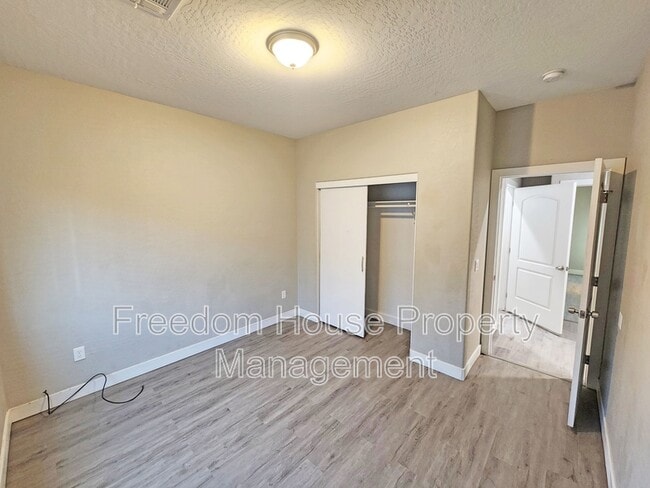 Building Photo - 1121 Sixshooter Ave