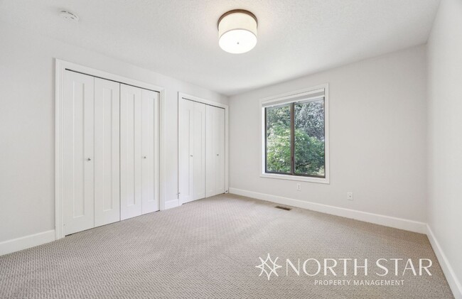 Building Photo - One Level Living in Lake Oswego