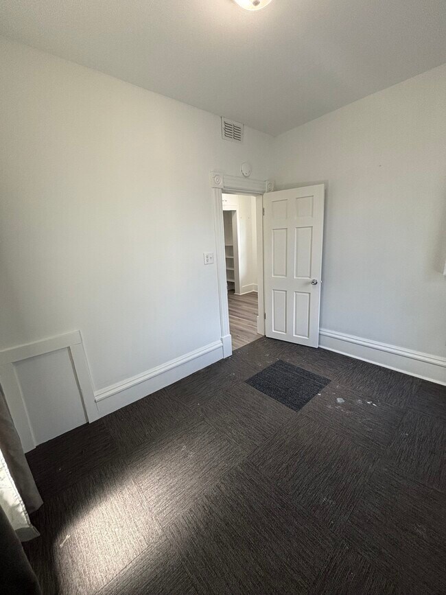 Building Photo - 718 Aetna St