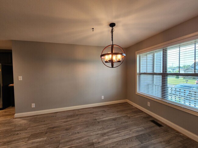 Building Photo - 1003 Sunrise Dr