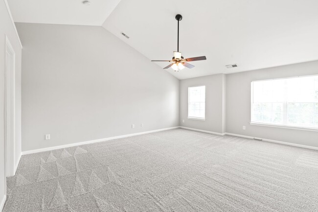 Building Photo - Move-in Ready (Fresh Paint, New Carpet!)