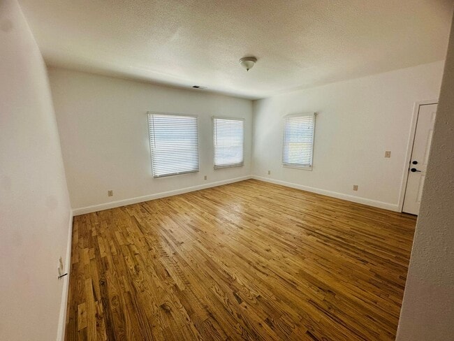 Building Photo - Come View This Perfect 2 Bedroom 1 Bath Located In the Heart of Downtown!!