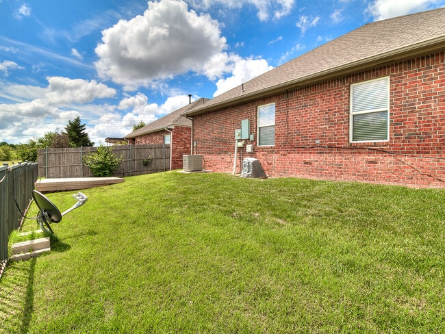 Building Photo - 2044 Sq. Ft. Home- Gated Community with a Pool/Club House-Edmond Schools- Lawn Care Included