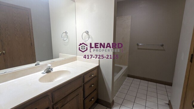 Building Photo - Beautiful and Spacious 3 Bedroom House!