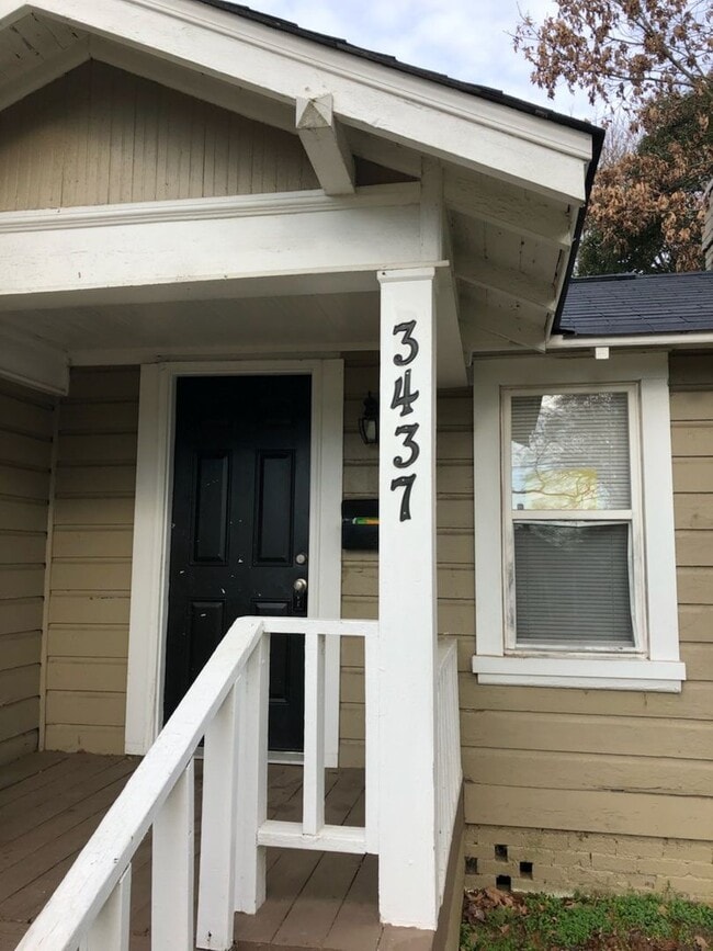 Building Photo - Conveniently Located Charming 2-bedroom 1-...