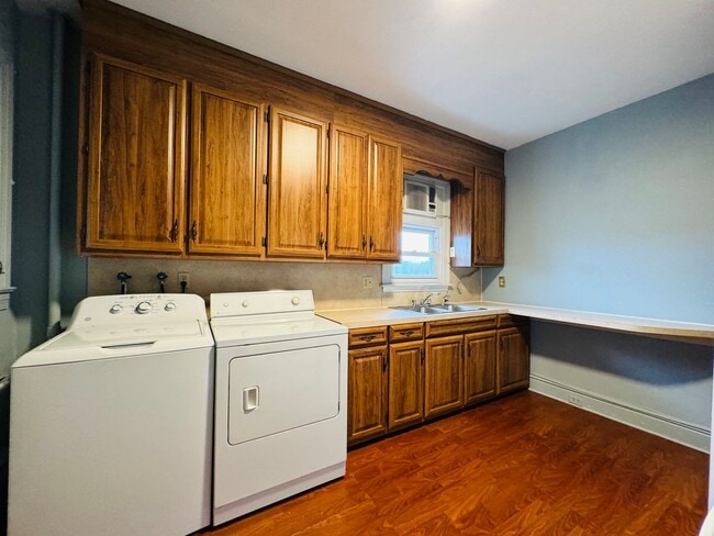 Building Photo - 1369 W Market St