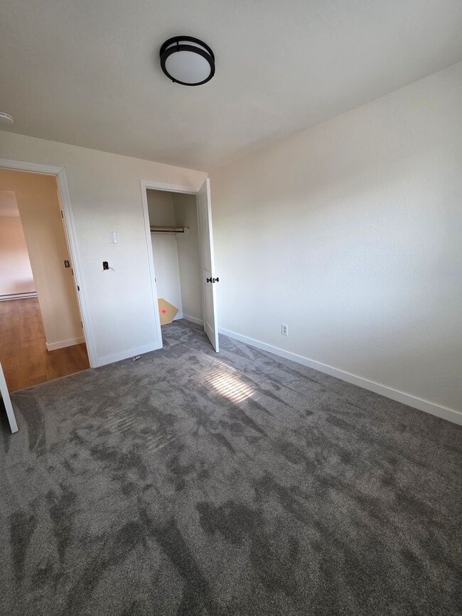 Building Photo - Recently Updated Home
