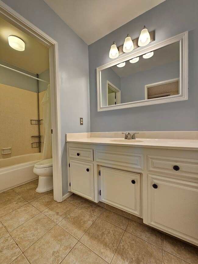 Building Photo - Charming Condo With Pool Access!