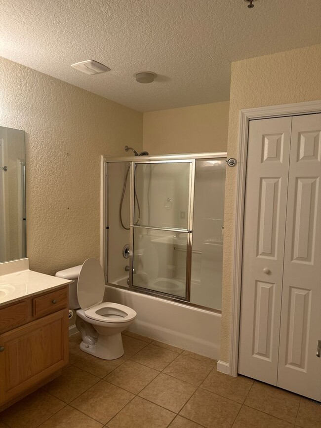 Building Photo - Very spacious 4 bd 3 bath Penthouse on the...