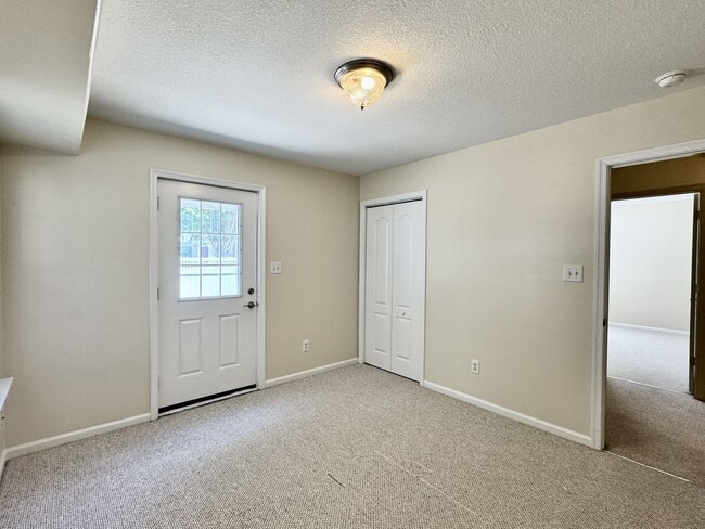 Building Photo - A Chesapeake Bay Townhome w/Garage, Available NOW! 2 Downstairs Bedrooms - Pet Friendly - 2 Balco...