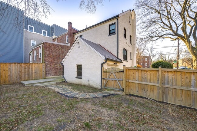 Building Photo - Modern End-Unit Townhome with Garage + Outdoor Space in SE DC