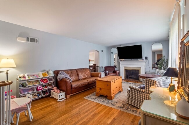 Building Photo - 745 Greenview Pl