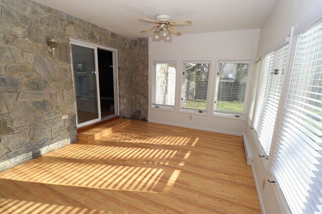 Building Photo - Beautiful Home on Cul-de-Sac with Large Fe...