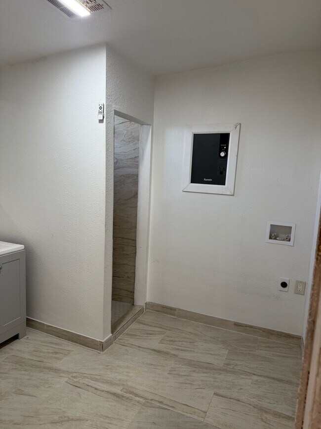 Building Photo - 560 Meadowlake Rd