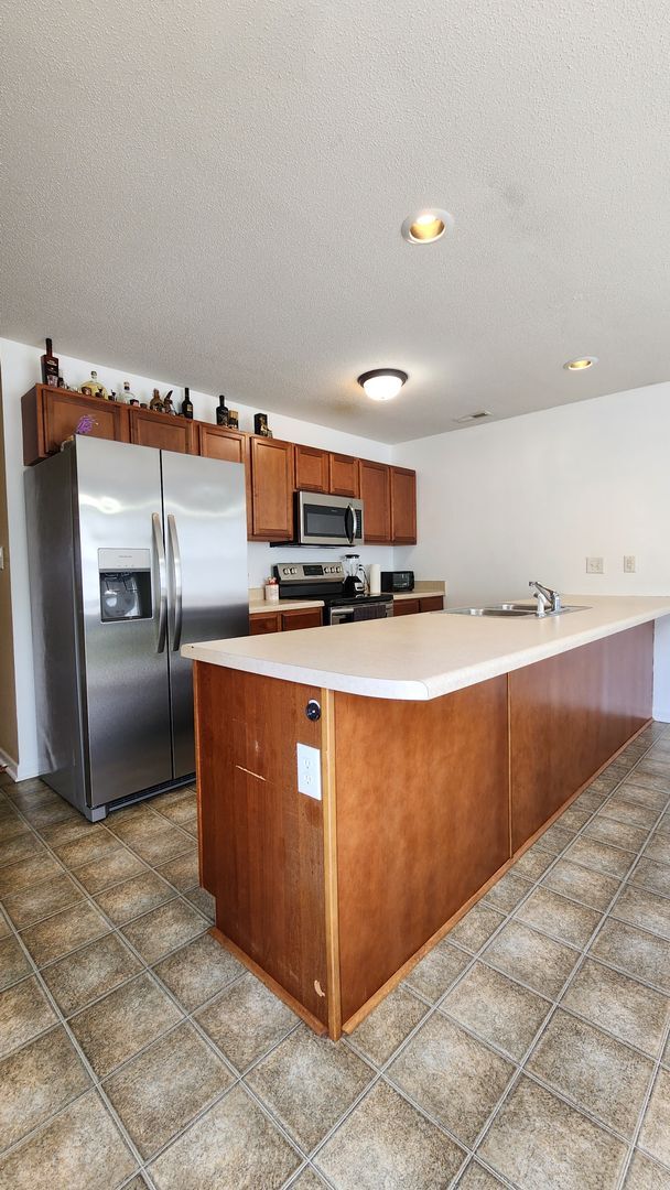 Building Photo - Beautiful 3 bed 2 1/2 bath townhome in a g...