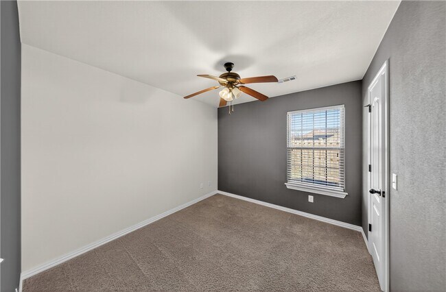 Building Photo - 402 SW Arch St