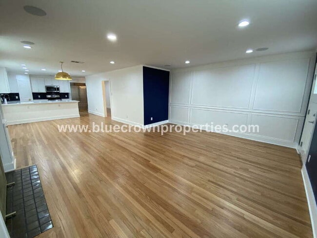 Building Photo - 1223 E Waco Ave