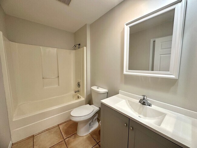 Building Photo - Spacious 3 Bed Duplex With Garage in SW Cape Coral