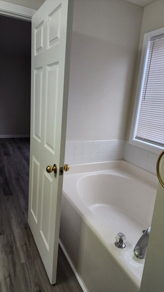 Building Photo - 45 Spring Valley Way