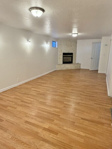 Building Photo - 663 E 170 N