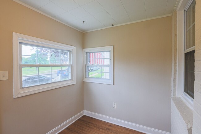 Building Photo - 1154 Elm Rd