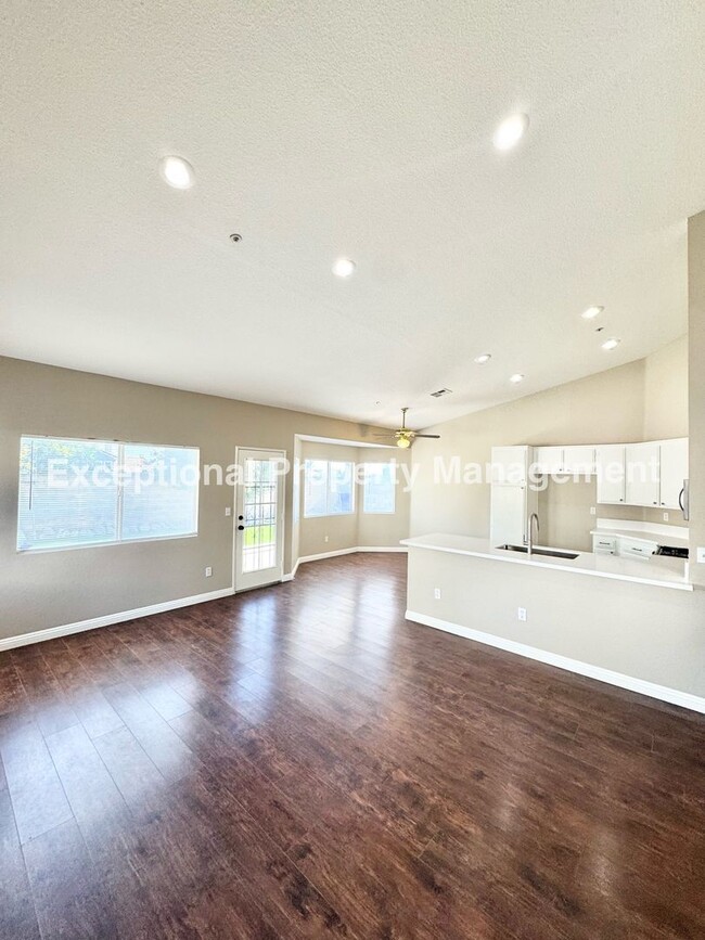Building Photo - Great 3 bed 2 bath single story
