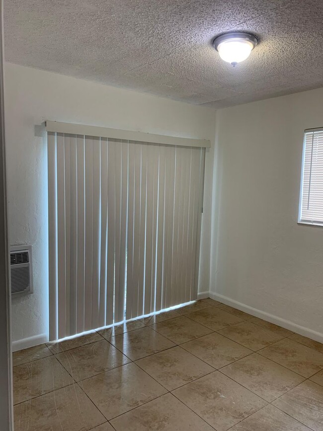 Building Photo - 2 Bedrooms in Hallandale Beach