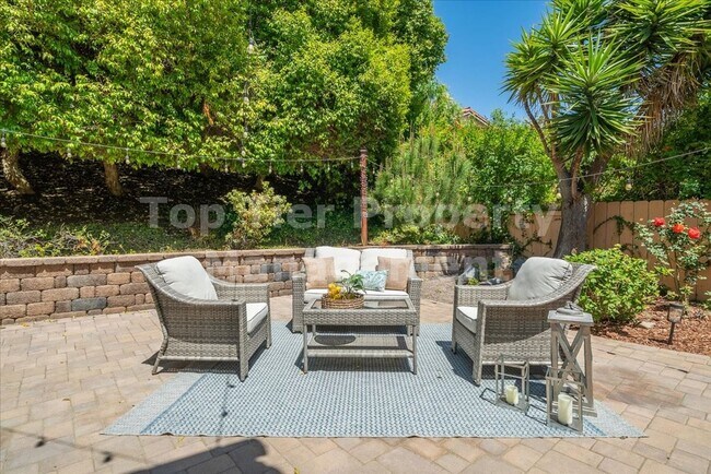 Building Photo - ***Beautiful 3 bed / 2.5 bath / 1,975 sqft House in the Vista/Shadowridge Neighborhood - Availabl...