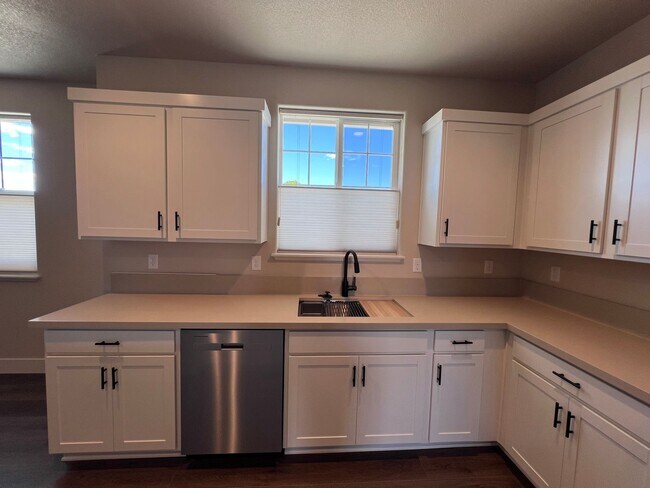 Building Photo - *NEW! 2/2.5 Townhome in Gardnerville*