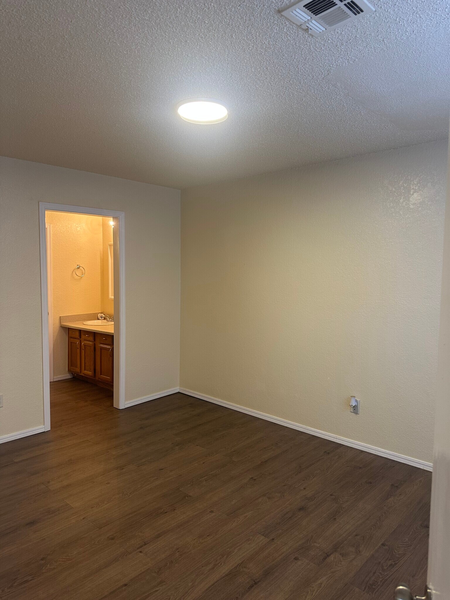 Building Photo - 9810 Walnut Ln