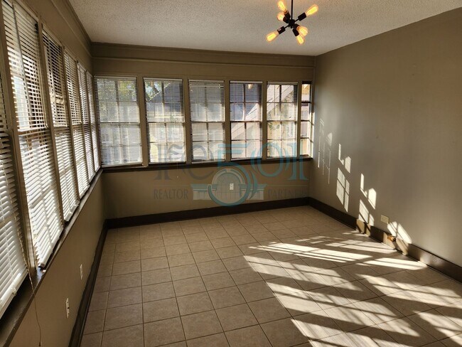 Building Photo - Historical 3 Bedroom 1 Bathroom!