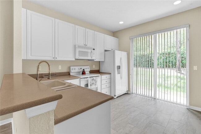 Building Photo - 9943 E Villa Cir