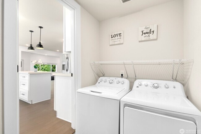 Building Photo - Remodeled, move in condition!